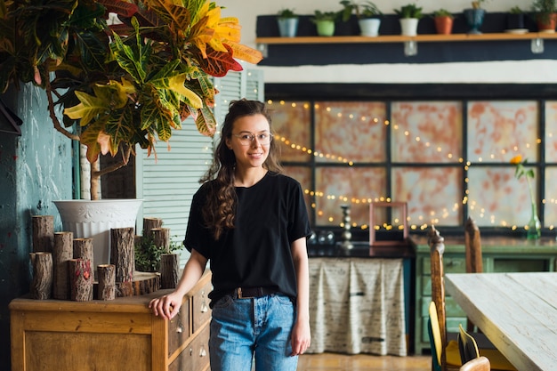 Diseñador de mujer joven posando en su estudio creativo vintage