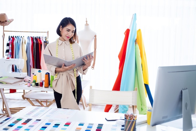 Diseñador pensando en diseñar ropa en el estudio. | Foto Premium