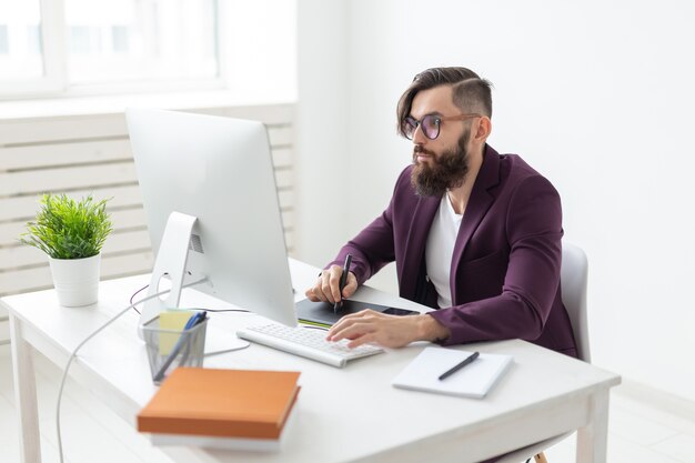 Foto diseñador de personas e ilustrador de hombre de concepto de tecnología con entorno de trabajo de mirada reflexiva