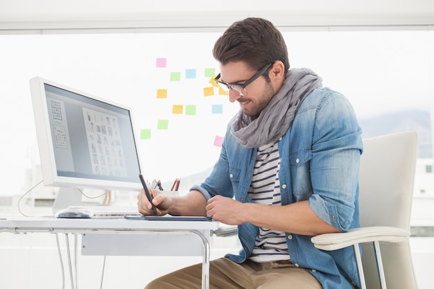 Foto diseñador sonriente con gafas usando digitalizador