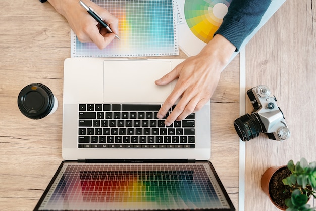 El diseñador trabaja con una paleta de colores