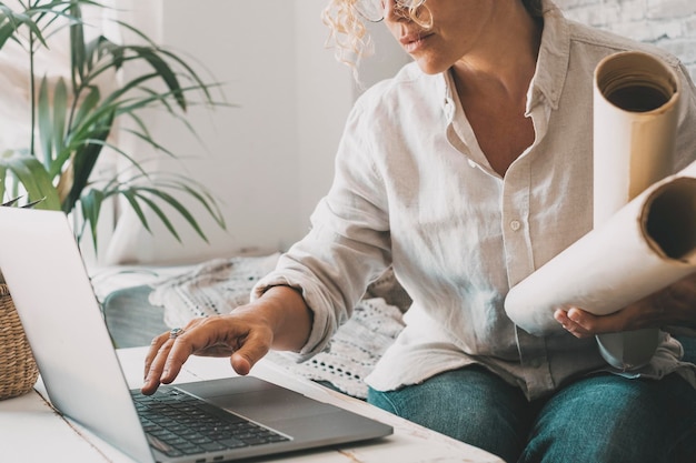 Diseñador en el trabajo en la oficina en casa usando una computadora portátil Mujer usando una computadora portátil y tecnología inalámbrica Gente moderna con computadora y papel trabajando en línea Personas de actividades de ocio en interiores y negocios de conexión