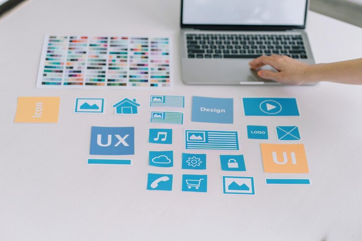 Foto diseñador de ui creativo que trabaja en pantallas para el desarrollo de sitios web responsivos móviles centrándose en ui ux desarrollando diseños de diseño de bocetos de wireframe en una pantalla de teléfono inteligente