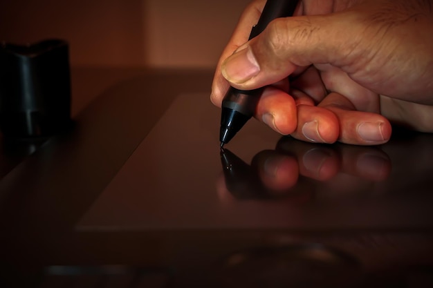diseñador usando tableta de dibujo digital para trabajos creativos