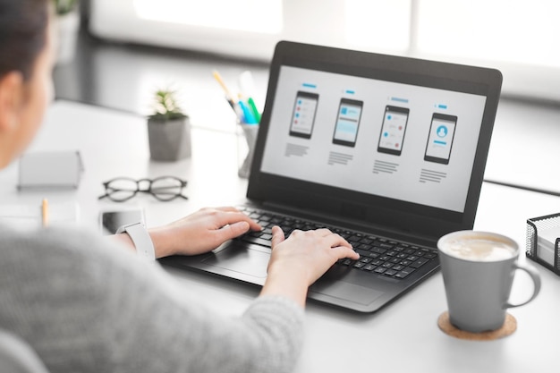 diseñador web con portátil trabajando en la interfaz de usuario