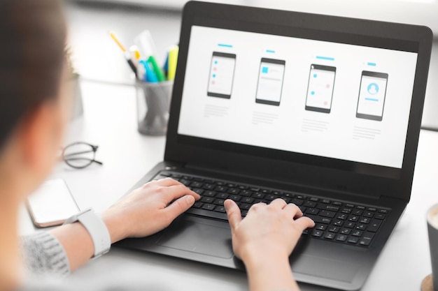 diseñador web con portátil trabajando en la interfaz de usuario