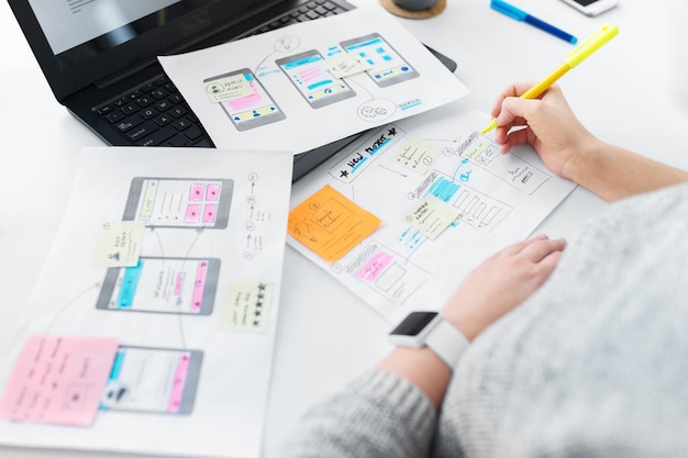 diseñador web trabajando en la interfaz de usuario en la oficina