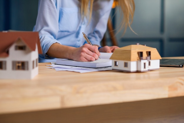 Diseñadora, arquitecta trabajando en el nuevo diseño.