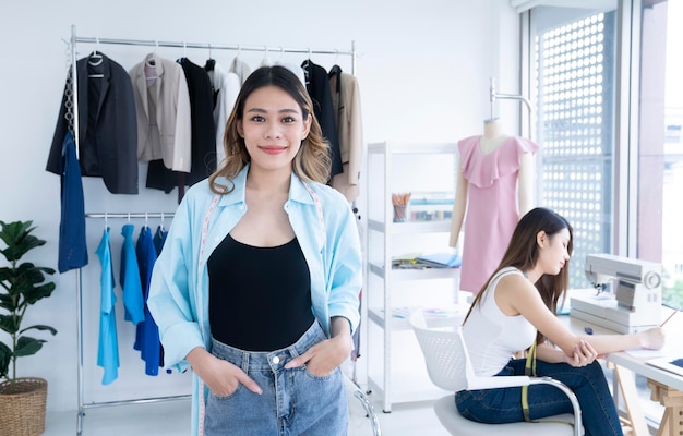 diseñadora asiática en el estudio