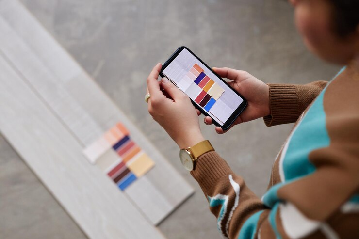 Foto diseñadora eligiendo color para pisos