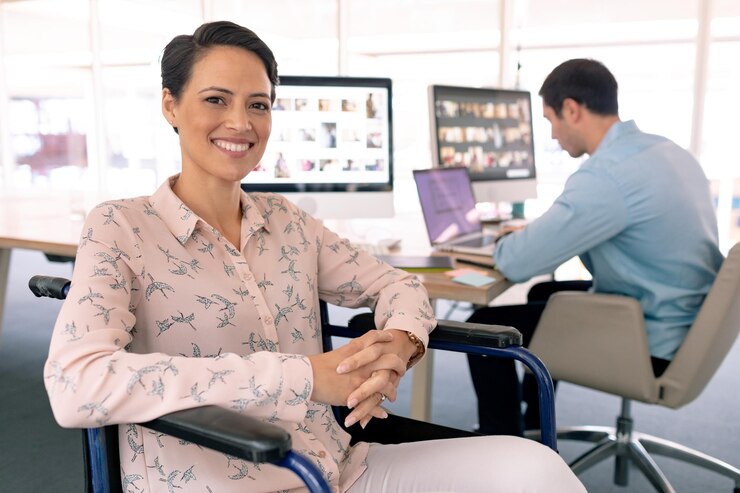 Foto diseñadora gráfica discapacitada mirando a la cámara en una oficina moderna