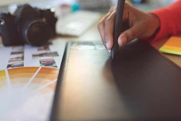 Diseñadora gráfica que usa una tableta gráfica en su escritorio