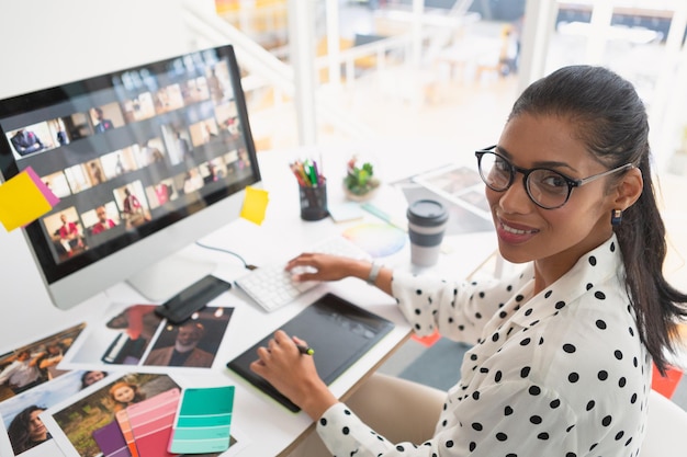 Diseñadora gráfica trabajando en la computadora en el escritorio