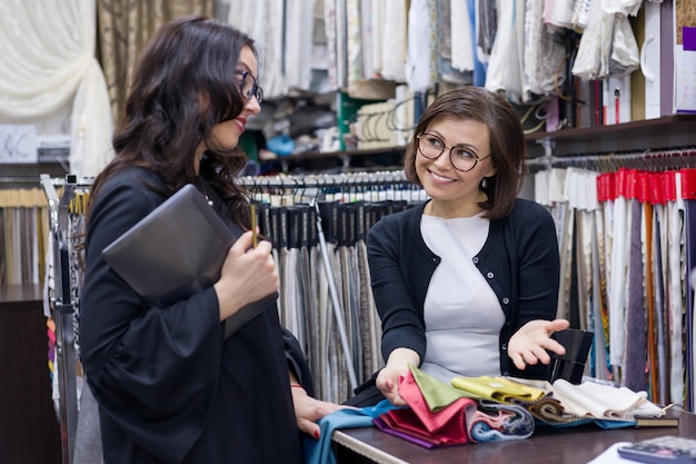 Diseñadora de interiores y cliente-mujer adulta