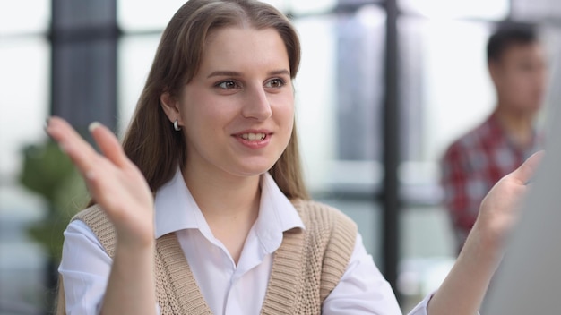 Diseñadora de interiores femenina extendiendo sus brazos se comunica con un cliente