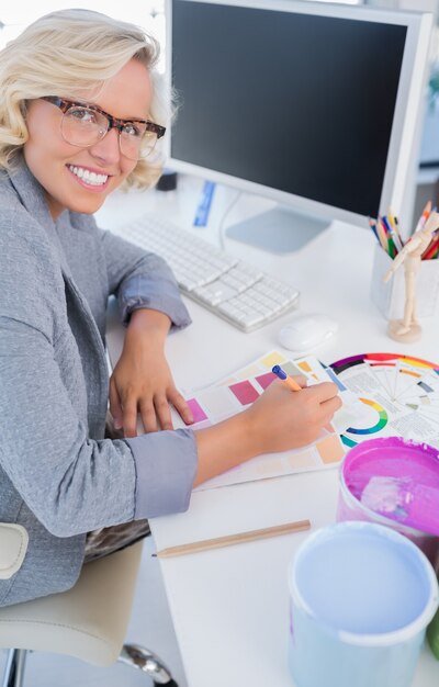 Diseñadora de interiores mirando hacia arriba desde su trabajo