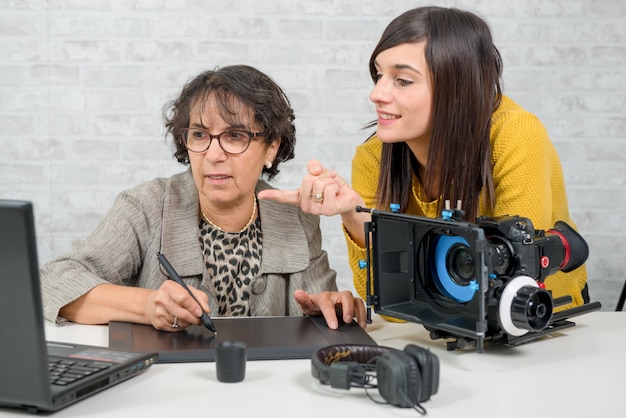 Diseñadora y joven asistente