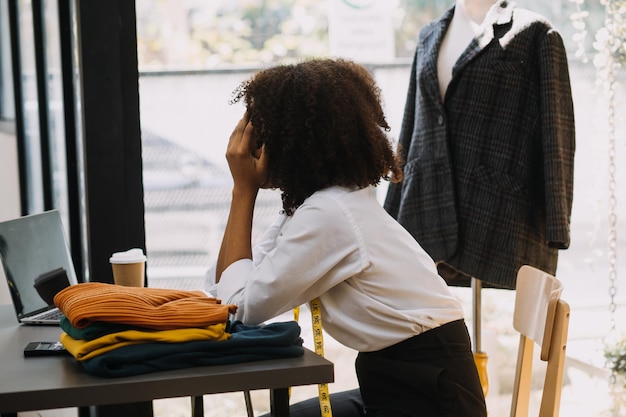 Diseñadora de moda que trabaja en el estudio de diseño de primer plano