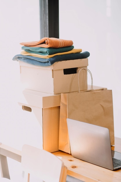 Diseñadora de moda que trabaja en el estudio de diseño de primer plano