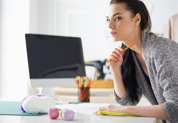 Diseñadora de moda que trabaja en el estudio de diseño de primer plano