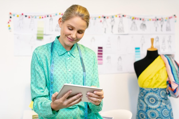 Diseñadora de moda que usa una tableta digital