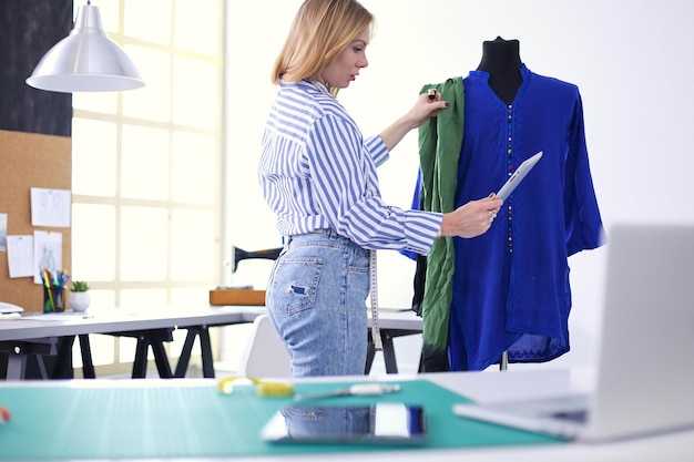 Diseñadora de moda trabajando en sus diseños en el estudio.