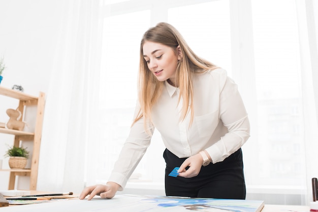 Diseñadora de moda en el trabajo