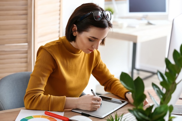 Diseñadora que trabaja en la oficina