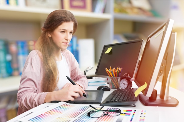 Diseñadora trabaja con computadora