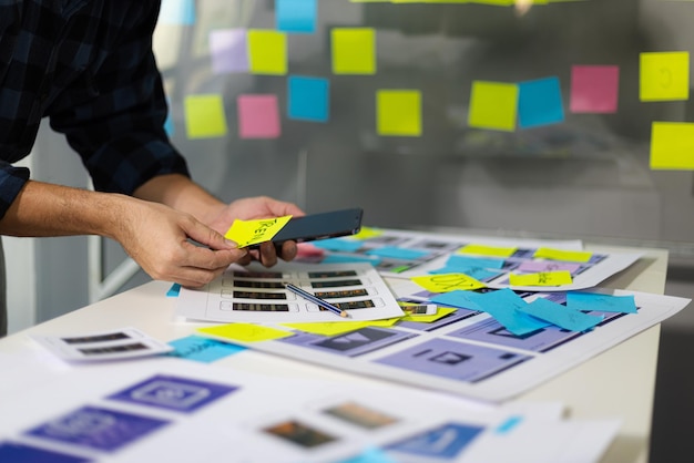 Los diseñadores de aplicaciones web y móviles están usando su creatividad para diseñar interfaces de usuario en las pantallas de los teléfonos inteligentes