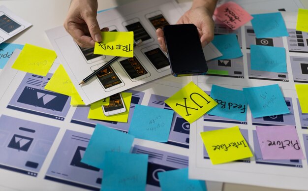 Los diseñadores de aplicaciones web y móviles están usando su creatividad para diseñar interfaces de usuario en las pantallas de los teléfonos inteligentes