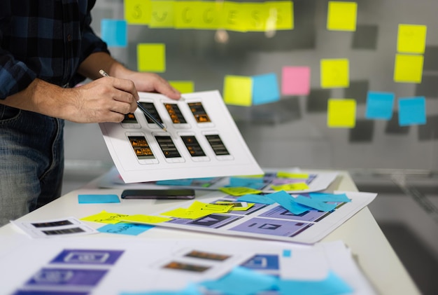 Los diseñadores de aplicaciones web y móviles están usando su creatividad para diseñar interfaces de usuario en las pantallas de los teléfonos inteligentes
