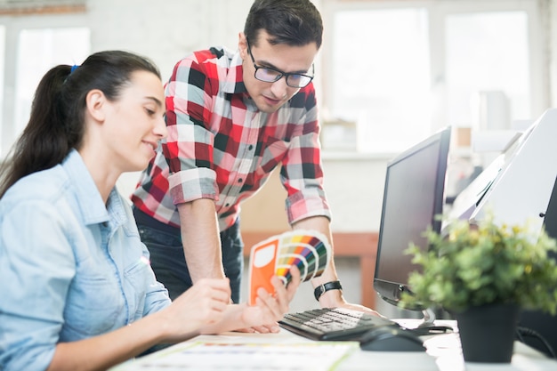 Diseñadores de coworking que exploran la paleta colorida