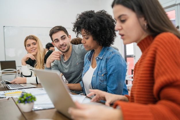 Diseñadores creativos trabajando juntos en un proyecto.