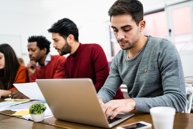 Diseñadores creativos trabajando juntos en un proyecto.