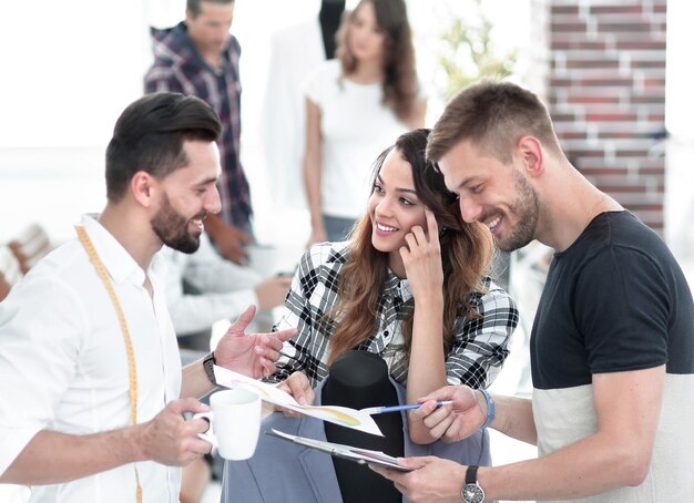 Foto diseñadores discutiendo el diseño del traje masculino.