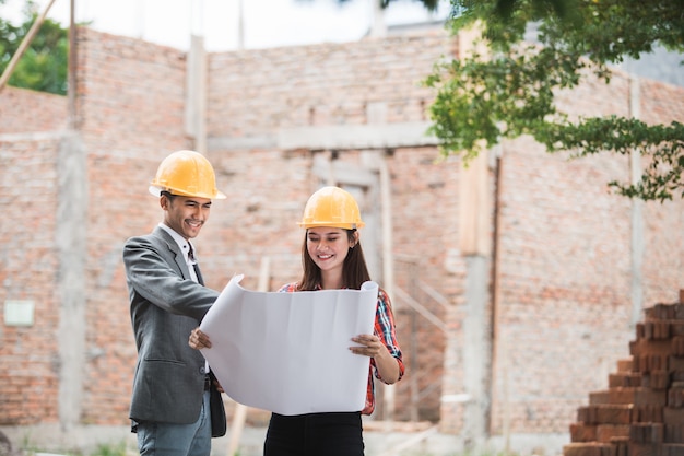 Diseñadores discutiendo plan de construcción