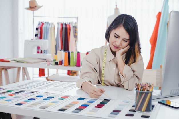 Los diseñadores están pensando y diseñando ropa para que los clientes ordenen artículos.