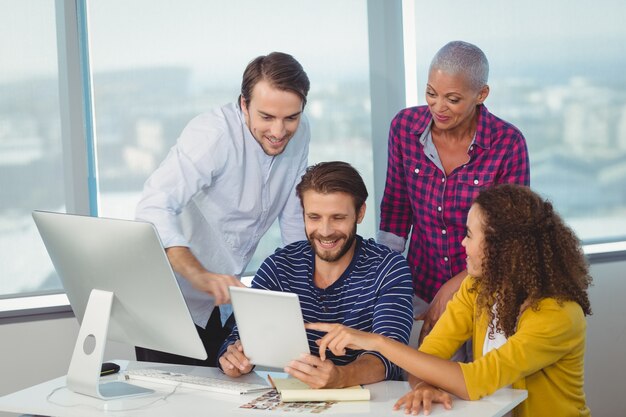 Diseñadores gráficos discutiendo sobre tableta digital