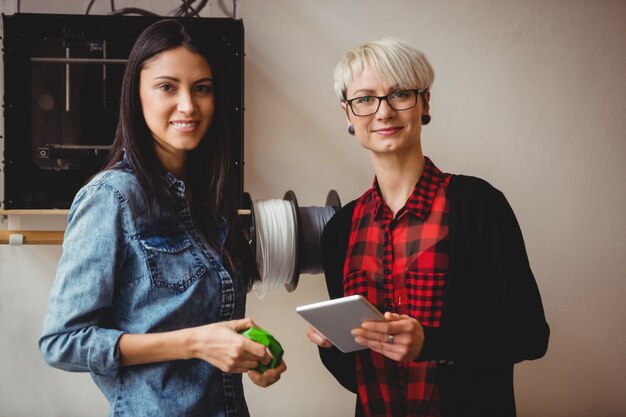 Diseñadores gráficos femeninos con tableta digital