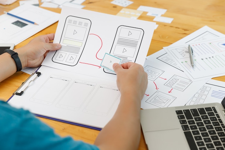 Foto los diseñadores gráficos trabajan junto con ux ui