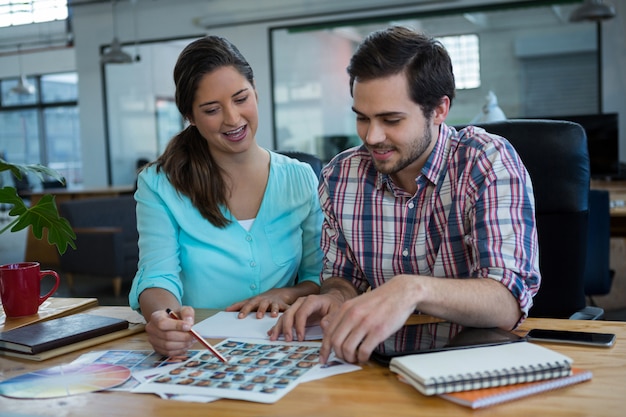 Diseñadores gráficos trabajando en escritorio