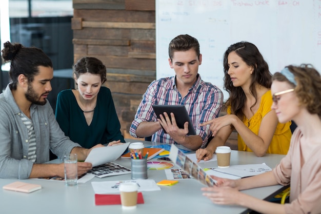 Diseñadores gráficos trabajando en oficina