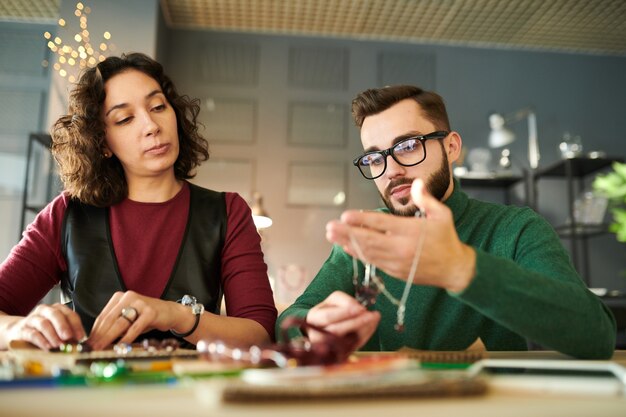 Diseñadores de joyas trabajando