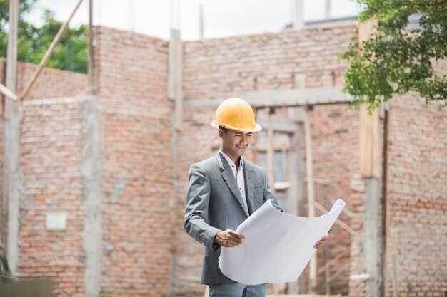 Diseñadores masculinos de construcción de viviendas de pie