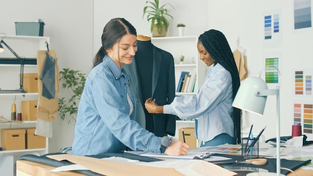 Foto diseñadores de moda exitosos trabajan con una industria de la moda de maniquíes