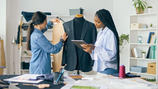 Foto diseñadores de moda una mujer caucásica y una startup afroamericana