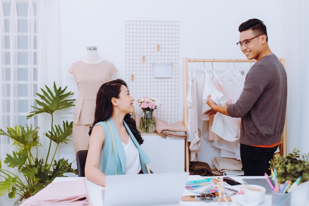 Diseñadores de moda que trabajan en la creación en el taller.