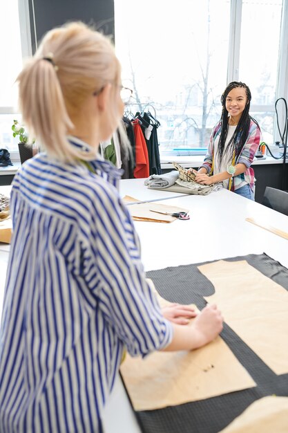 Foto diseñadores de moda trabajando en atelier