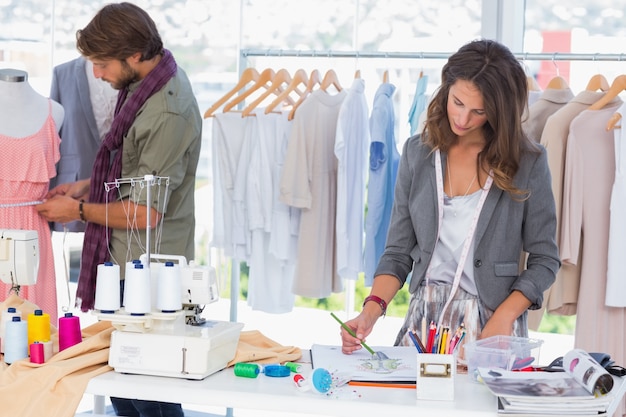 Diseñadores de moda trabajando